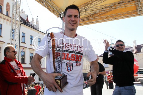  21.04.2013 RZESZOW SIATKOWKA FETA I POWITANIE NA RZESZOWSKIM RYNKU MISTRZOW POLSKI - SIATKARZY ASSECO RESOVII RZESZOW N/Z OLIEG ACHREM ALEH AKHREM  
