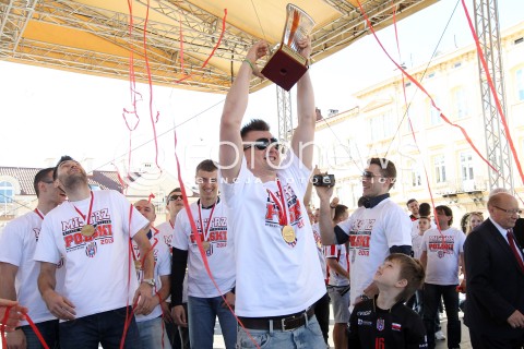  21.04.2013 RZESZOW SIATKOWKA FETA I POWITANIE NA RZESZOWSKIM RYNKU MISTRZOW POLSKI - SIATKARZY ASSECO RESOVII RZESZOW N/Z KRZYSZTOF IGNACZAK RADOSC  