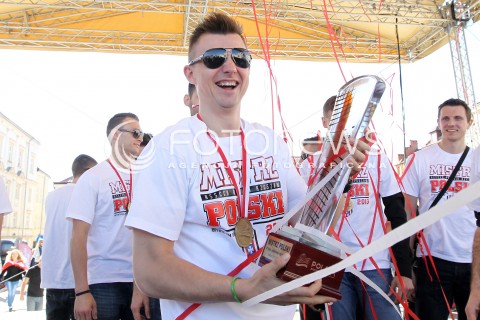  21.04.2013 RZESZOW SIATKOWKA FETA I POWITANIE NA RZESZOWSKIM RYNKU MISTRZOW POLSKI - SIATKARZY ASSECO RESOVII RZESZOW N/Z KRZYSZTOF IGNACZAK RADOSC  