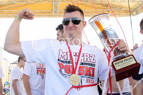  21.04.2013 RZESZOW SIATKOWKA FETA I POWITANIE NA RZESZOWSKIM RYNKU MISTRZOW POLSKI - SIATKARZY ASSECO RESOVII RZESZOW N/Z KRZYSZTOF IGNACZAK RADOSC  