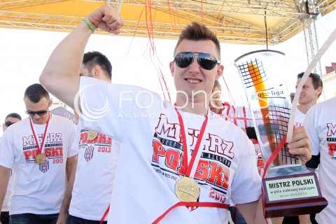  21.04.2013 RZESZOW SIATKOWKA FETA I POWITANIE NA RZESZOWSKIM RYNKU MISTRZOW POLSKI - SIATKARZY ASSECO RESOVII RZESZOW N/Z KRZYSZTOF IGNACZAK RADOSC  