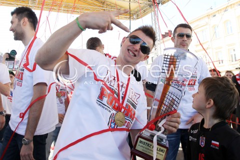  21.04.2013 RZESZOW SIATKOWKA FETA I POWITANIE NA RZESZOWSKIM RYNKU MISTRZOW POLSKI - SIATKARZY ASSECO RESOVII RZESZOW N/Z KRZYSZTOF IGNACZAK RADOSC  