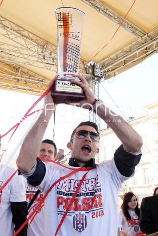  21.04.2013 RZESZOW SIATKOWKA FETA I POWITANIE NA RZESZOWSKIM RYNKU MISTRZOW POLSKI - SIATKARZY ASSECO RESOVII RZESZOW N/Z NIKOLA KOVACEVIC RADOSC  