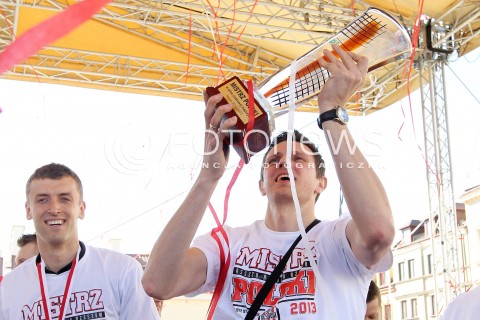  21.04.2013 RZESZOW SIATKOWKA FETA I POWITANIE NA RZESZOWSKIM RYNKU MISTRZOW POLSKI - SIATKARZY ASSECO RESOVII RZESZOW N/Z WOJCIECH GRZYB LUKASZ PERLOWSKI RADOSC  