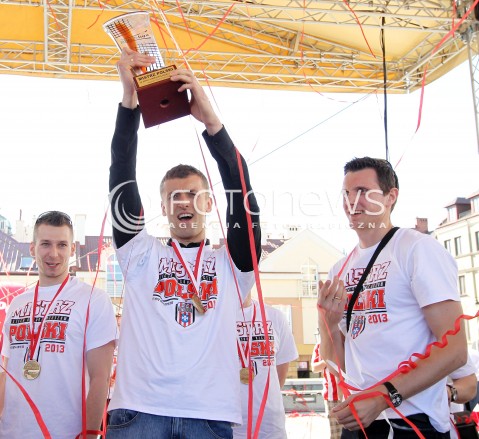  21.04.2013 RZESZOW SIATKOWKA FETA I POWITANIE NA RZESZOWSKIM RYNKU MISTRZOW POLSKI - SIATKARZY ASSECO RESOVII RZESZOW N/Z WOJCIECH GRZYB LUKASZ PERLOWSKI RADOSC  