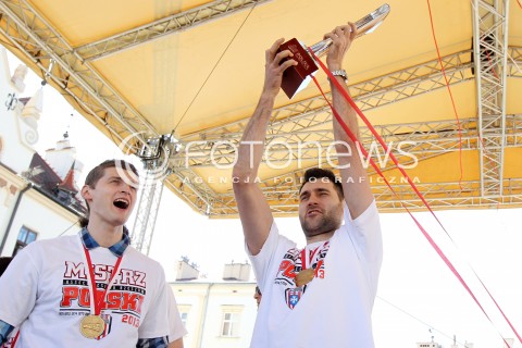  21.04.2013 RZESZOW SIATKOWKA FETA I POWITANIE NA RZESZOWSKIM RYNKU MISTRZOW POLSKI - SIATKARZY ASSECO RESOVII RZESZOW N/Z PIOTR NOWAKOWSKI GRZEGORZ KOSOK RADOSC  