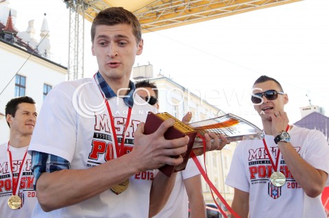  21.04.2013 RZESZOW SIATKOWKA FETA I POWITANIE NA RZESZOWSKIM RYNKU MISTRZOW POLSKI - SIATKARZY ASSECO RESOVII RZESZOW N/Z PIOTR NOWAKOWSKI PAUL LOTMAN RADOSC  