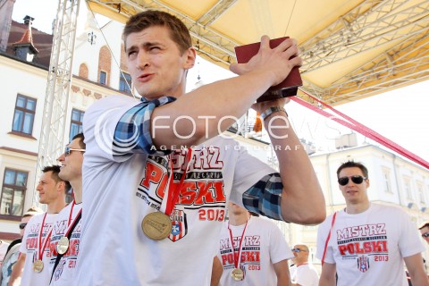  21.04.2013 RZESZOW SIATKOWKA FETA I POWITANIE NA RZESZOWSKIM RYNKU MISTRZOW POLSKI - SIATKARZY ASSECO RESOVII RZESZOW N/Z PIOTR NOWAKOWSKI RADOSC  