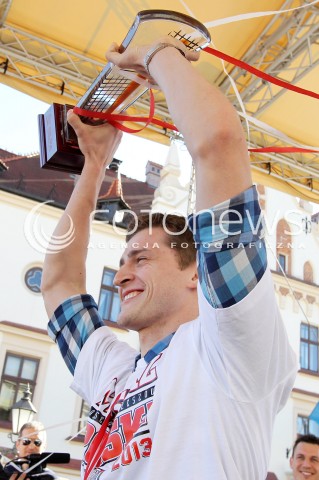  21.04.2013 RZESZOW SIATKOWKA FETA I POWITANIE NA RZESZOWSKIM RYNKU MISTRZOW POLSKI - SIATKARZY ASSECO RESOVII RZESZOW N/Z PIOTR NOWAKOWSKI RADOSC  