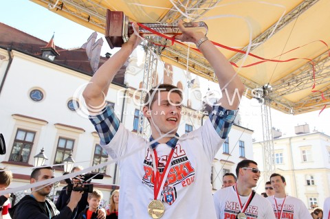  21.04.2013 RZESZOW SIATKOWKA FETA I POWITANIE NA RZESZOWSKIM RYNKU MISTRZOW POLSKI - SIATKARZY ASSECO RESOVII RZESZOW N/Z PIOTR NOWAKOWSKI RADOSC  