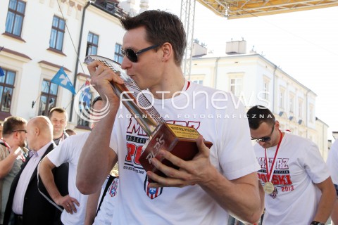  21.04.2013 RZESZOW SIATKOWKA FETA I POWITANIE NA RZESZOWSKIM RYNKU MISTRZOW POLSKI - SIATKARZY ASSECO RESOVII RZESZOW N/Z JOCHEN SCHOPS RADOSC  