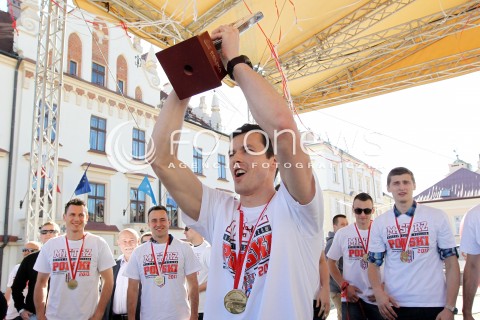  21.04.2013 RZESZOW SIATKOWKA FETA I POWITANIE NA RZESZOWSKIM RYNKU MISTRZOW POLSKI - SIATKARZY ASSECO RESOVII RZESZOW N/Z RAFAL BUSZEK  