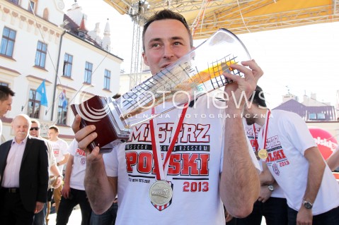  21.04.2013 RZESZOW SIATKOWKA FETA I POWITANIE NA RZESZOWSKIM RYNKU MISTRZOW POLSKI - SIATKARZY ASSECO RESOVII RZESZOW N/Z MACIEJ DOBROWOLSKI RADOSC  