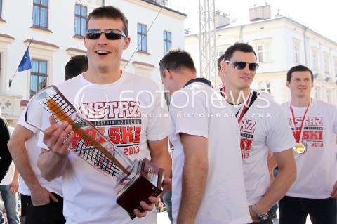  21.04.2013 RZESZOW SIATKOWKA FETA I POWITANIE NA RZESZOWSKIM RYNKU MISTRZOW POLSKI - SIATKARZY ASSECO RESOVII RZESZOW N/Z LUKAS TICHACEK ZBIGNIEW BARTMAN RAFAL BUSZEK RADOSC  