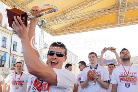  21.04.2013 RZESZOW SIATKOWKA FETA I POWITANIE NA RZESZOWSKIM RYNKU MISTRZOW POLSKI - SIATKARZY ASSECO RESOVII RZESZOW N/Z LUKAS TICHACEK RADOSC  