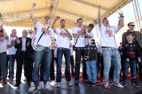  21.04.2013 RZESZOW SIATKOWKA FETA I POWITANIE NA RZESZOWSKIM RYNKU MISTRZOW POLSKI - SIATKARZY ASSECO RESOVII RZESZOW N/Z ZBIGNIEW BARTMAN KRZYSZTOF IGNACZAK GRZEGORZ KOSOK WOJCIECH GRZYB RADOSC  