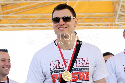  21.04.2013 RZESZOW SIATKOWKA FETA I POWITANIE NA RZESZOWSKIM RYNKU MISTRZOW POLSKI - SIATKARZY ASSECO RESOVII RZESZOW N/Z ZBIGNIEW BARTMAN  