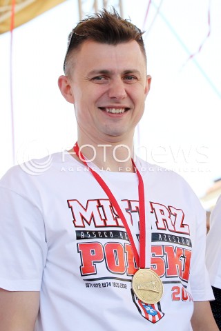  21.04.2013 RZESZOW SIATKOWKA FETA I POWITANIE NA RZESZOWSKIM RYNKU MISTRZOW POLSKI - SIATKARZY ASSECO RESOVII RZESZOW N/Z KRZYSZTOF IGNACZAK  