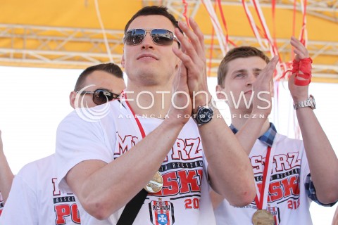  21.04.2013 RZESZOW SIATKOWKA FETA I POWITANIE NA RZESZOWSKIM RYNKU MISTRZOW POLSKI - SIATKARZY ASSECO RESOVII RZESZOW N/Z ZBIGNIEW BARTMAN PIOTR NOWAKOWSKI  