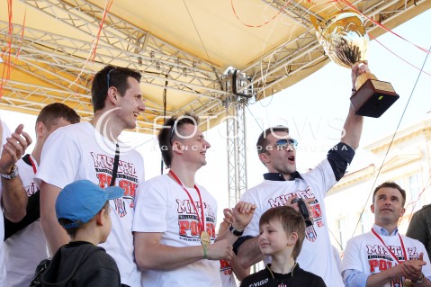  21.04.2013 RZESZOW SIATKOWKA FETA I POWITANIE NA RZESZOWSKIM RYNKU MISTRZOW POLSKI - SIATKARZY ASSECO RESOVII RZESZOW N/Z NIKOLA KOVACEVIC KRZYSZTOF IGNACZAK WOJCIECH GRZYB RADOSC  