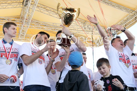  21.04.2013 RZESZOW SIATKOWKA FETA I POWITANIE NA RZESZOWSKIM RYNKU MISTRZOW POLSKI - SIATKARZY ASSECO RESOVII RZESZOW N/Z KRZYSZTOF IGNACZAK PIOTR NOWAKOWSKI GRZEGORZ KOSOK RADOSC  