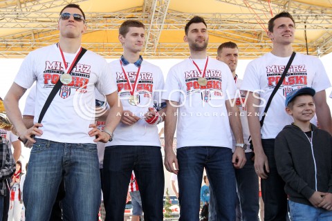  21.04.2013 RZESZOW SIATKOWKA FETA I POWITANIE NA RZESZOWSKIM RYNKU MISTRZOW POLSKI - SIATKARZY ASSECO RESOVII RZESZOW N/Z ZBIGNIEW BARTMAN PIOTR NOWAKOWSKI WOJCIECH GRZYB GRZEGORZ KOSOK  