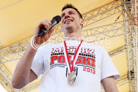  21.04.2013 RZESZOW SIATKOWKA FETA I POWITANIE NA RZESZOWSKIM RYNKU MISTRZOW POLSKI - SIATKARZY ASSECO RESOVII RZESZOW N/Z ALEH AKHREM OLIEG ACHREM RADOSC  