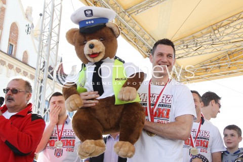  21.04.2013 RZESZOW SIATKOWKA FETA I POWITANIE NA RZESZOWSKIM RYNKU MISTRZOW POLSKI - SIATKARZY ASSECO RESOVII RZESZOW N/Z OLIEG ACHREM ALEH AKHREM RADOSC  