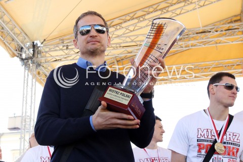  21.04.2013 RZESZOW SIATKOWKA FETA I POWITANIE NA RZESZOWSKIM RYNKU MISTRZOW POLSKI - SIATKARZY ASSECO RESOVII RZESZOW N/Z ANDRZEJ KOWAL RADOSC  