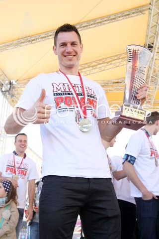  21.04.2013 RZESZOW SIATKOWKA FETA I POWITANIE NA RZESZOWSKIM RYNKU MISTRZOW POLSKI - SIATKARZY ASSECO RESOVII RZESZOW N/Z OLIEG ACHREM ALEH AKHREM RADOSC  