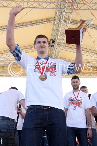  21.04.2013 RZESZOW SIATKOWKA FETA I POWITANIE NA RZESZOWSKIM RYNKU MISTRZOW POLSKI - SIATKARZY ASSECO RESOVII RZESZOW N/Z PIOTR NOWAKOWSKI RADOSC  