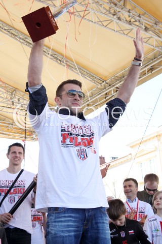  21.04.2013 RZESZOW SIATKOWKA FETA I POWITANIE NA RZESZOWSKIM RYNKU MISTRZOW POLSKI - SIATKARZY ASSECO RESOVII RZESZOW N/Z NIKOLA KOVACEVIC RADOSC  