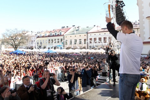  21.04.2013 RZESZOW SIATKOWKA FETA I POWITANIE NA RZESZOWSKIM RYNKU MISTRZOW POLSKI - SIATKARZY ASSECO RESOVII RZESZOW N/Z KIBICE TLUMY NA RYNKU  