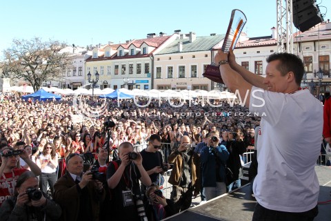  21.04.2013 RZESZOW SIATKOWKA FETA I POWITANIE NA RZESZOWSKIM RYNKU MISTRZOW POLSKI - SIATKARZY ASSECO RESOVII RZESZOW N/Z RYNEK KIBICE  
