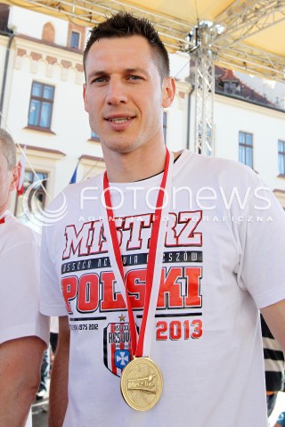  21.04.2013 RZESZOW SIATKOWKA FETA I POWITANIE NA RZESZOWSKIM RYNKU MISTRZOW POLSKI - SIATKARZY ASSECO RESOVII RZESZOW N/Z ALEH AKHREM OLIEG ACHREM  