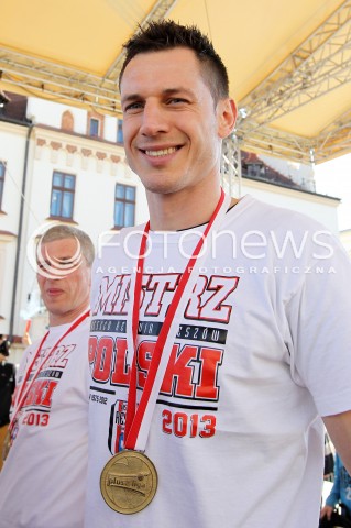  21.04.2013 RZESZOW SIATKOWKA FETA I POWITANIE NA RZESZOWSKIM RYNKU MISTRZOW POLSKI - SIATKARZY ASSECO RESOVII RZESZOW N/Z ALEH AKHREM OLIEG ACHREM  