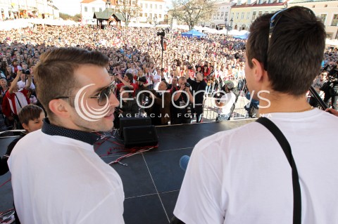  21.04.2013 RZESZOW SIATKOWKA FETA I POWITANIE NA RZESZOWSKIM RYNKU MISTRZOW POLSKI - SIATKARZY ASSECO RESOVII RZESZOW N/Z KIBICE TLUMY NA RYNKU  