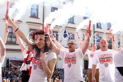  21.04.2013 RZESZOW SIATKOWKA FETA I POWITANIE NA RZESZOWSKIM RYNKU MISTRZOW POLSKI - SIATKARZY ASSECO RESOVII RZESZOW N/Z KIBICE RACE  