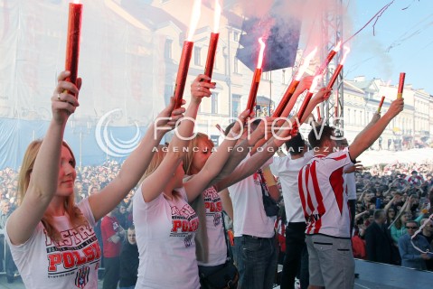  21.04.2013 RZESZOW SIATKOWKA FETA I POWITANIE NA RZESZOWSKIM RYNKU MISTRZOW POLSKI - SIATKARZY ASSECO RESOVII RZESZOW N/Z KIBICE RACE  