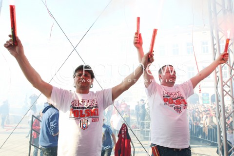  21.04.2013 RZESZOW SIATKOWKA FETA I POWITANIE NA RZESZOWSKIM RYNKU MISTRZOW POLSKI - SIATKARZY ASSECO RESOVII RZESZOW N/Z KIBICE RACE  