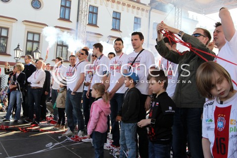  21.04.2013 RZESZOW SIATKOWKA FETA I POWITANIE NA RZESZOWSKIM RYNKU MISTRZOW POLSKI - SIATKARZY ASSECO RESOVII RZESZOW N/Z SIATKARZE  