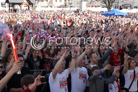  21.04.2013 RZESZOW SIATKOWKA FETA I POWITANIE NA RZESZOWSKIM RYNKU MISTRZOW POLSKI - SIATKARZY ASSECO RESOVII RZESZOW N/Z KIBICE  