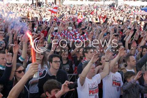  21.04.2013 RZESZOW SIATKOWKA FETA I POWITANIE NA RZESZOWSKIM RYNKU MISTRZOW POLSKI - SIATKARZY ASSECO RESOVII RZESZOW N/Z KIBICE TLUMY NA RYNKU  