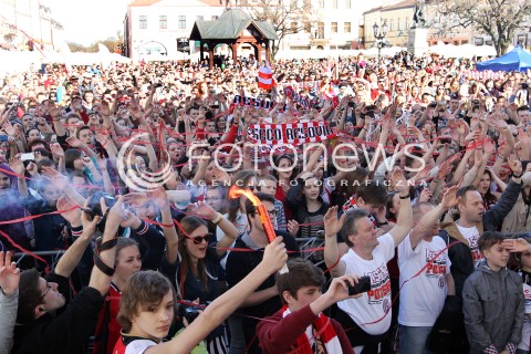  21.04.2013 RZESZOW SIATKOWKA FETA I POWITANIE NA RZESZOWSKIM RYNKU MISTRZOW POLSKI - SIATKARZY ASSECO RESOVII RZESZOW N/Z KIBICE  