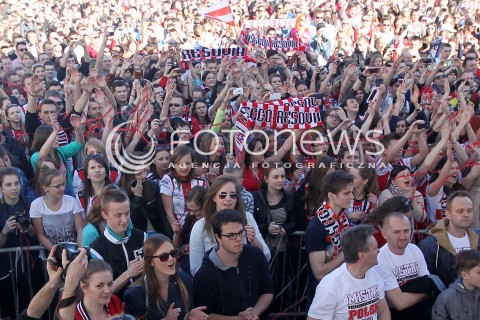  21.04.2013 RZESZOW SIATKOWKA FETA I POWITANIE NA RZESZOWSKIM RYNKU MISTRZOW POLSKI - SIATKARZY ASSECO RESOVII RZESZOW N/Z KIBICE  