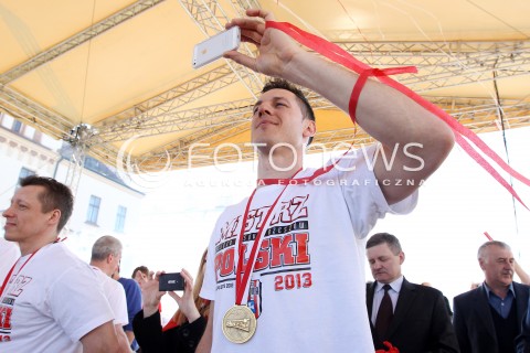  21.04.2013 RZESZOW SIATKOWKA FETA I POWITANIE NA RZESZOWSKIM RYNKU MISTRZOW POLSKI - SIATKARZY ASSECO RESOVII RZESZOW N/Z OLIEG ACHREM ALEH AKHREM TELEFON  