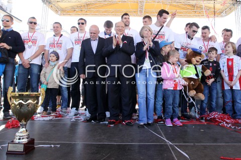  21.04.2013 RZESZOW SIATKOWKA FETA I POWITANIE NA RZESZOWSKIM RYNKU MISTRZOW POLSKI - SIATKARZY ASSECO RESOVII RZESZOW N/Z SIATKARZE PREZYDENT TADEUSZ FERENC  