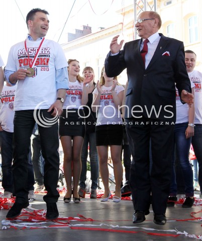  21.04.2013 RZESZOW SIATKOWKA FETA I POWITANIE NA RZESZOWSKIM RYNKU MISTRZOW POLSKI - SIATKARZY ASSECO RESOVII RZESZOW N/Z PREZYDENT RZESZOWA TADEUSZ FERENC SKACZE Z RADOSCI  