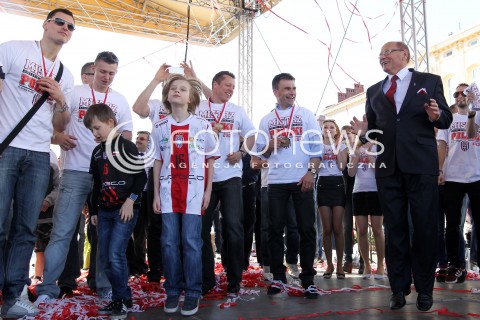  21.04.2013 RZESZOW SIATKOWKA FETA I POWITANIE NA RZESZOWSKIM RYNKU MISTRZOW POLSKI - SIATKARZY ASSECO RESOVII RZESZOW N/Z PREZYDENT RZESZOWA TADEUSZ FERENC SKACZE Z RADOSCI  