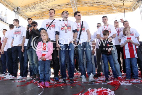  21.04.2013 RZESZOW SIATKOWKA FETA I POWITANIE NA RZESZOWSKIM RYNKU MISTRZOW POLSKI - SIATKARZY ASSECO RESOVII RZESZOW N/Z SIATKARZE ASSECO RESOVIA  